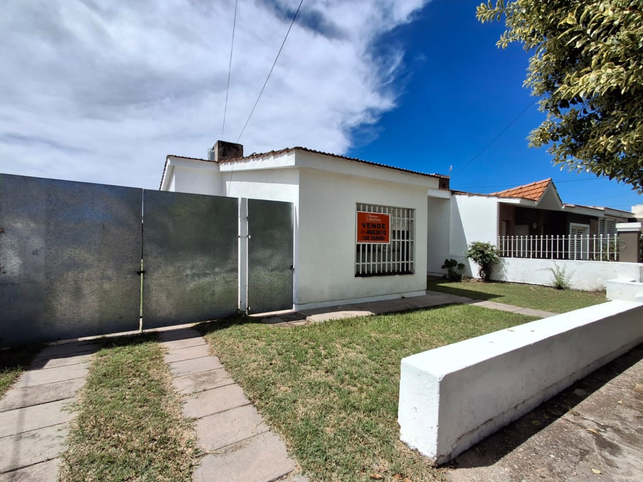 B° Teodoro Felds, impecable vivienda super comoda.- 