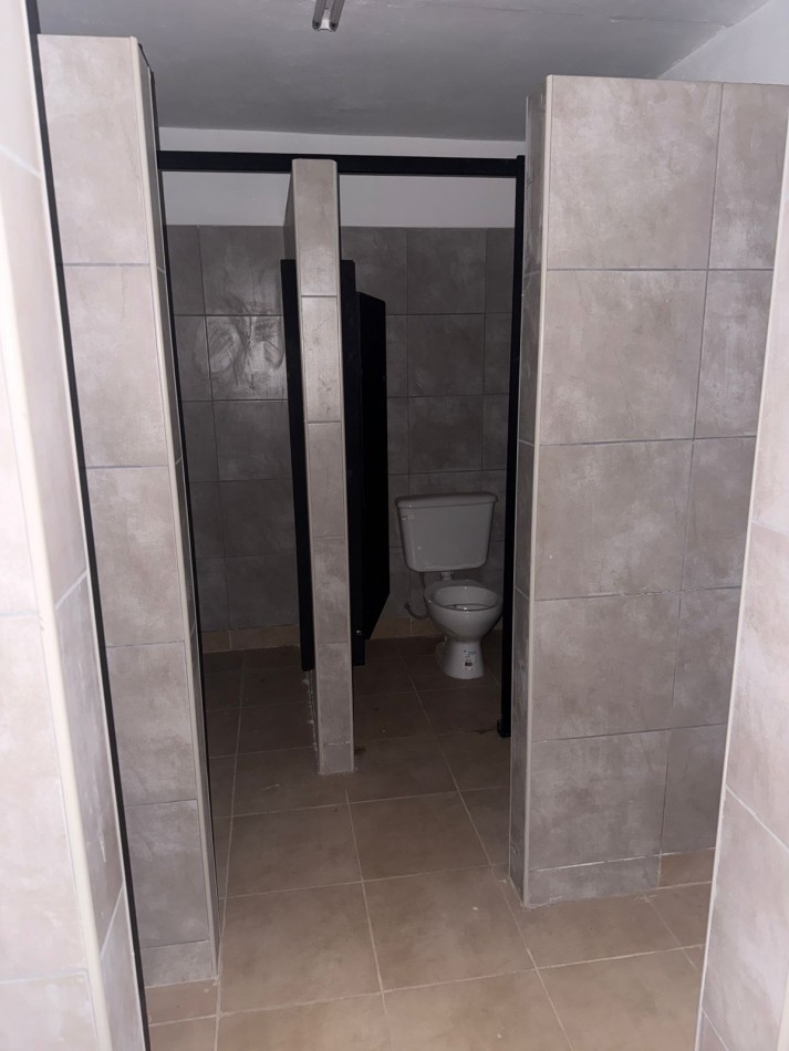 Sobre ruta 20 " Espectacular galpon" B° Villa Adela.- 