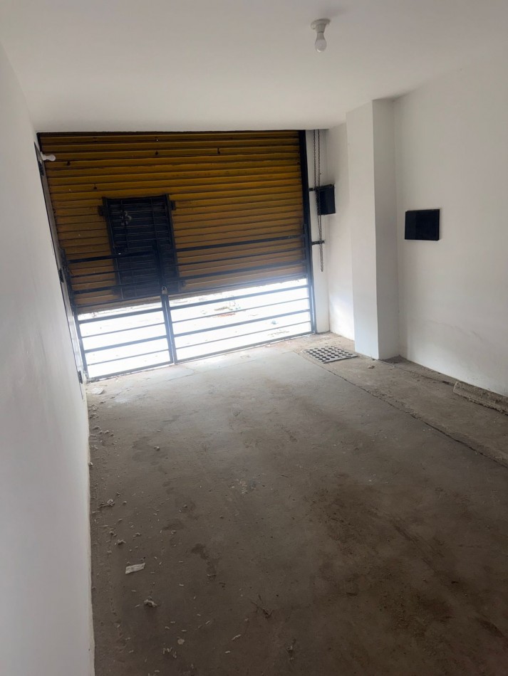 Sobre ruta 20 " Espectacular galpon" B° Villa Adela.- 