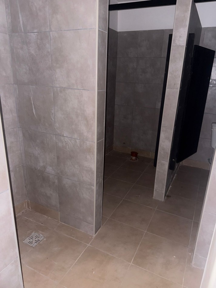 Sobre ruta 20 " Espectacular galpon" B° Villa Adela.- 