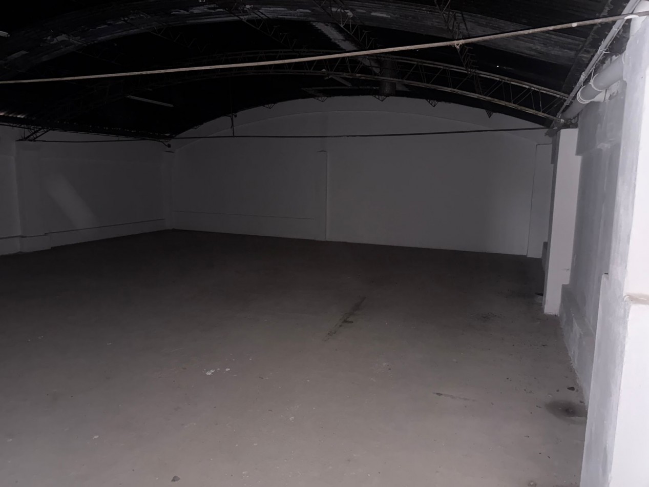 Sobre ruta 20 " Espectacular galpon" B° Villa Adela.- 