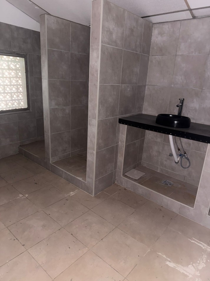 Sobre ruta 20 " Espectacular galpon" B° Villa Adela.- 