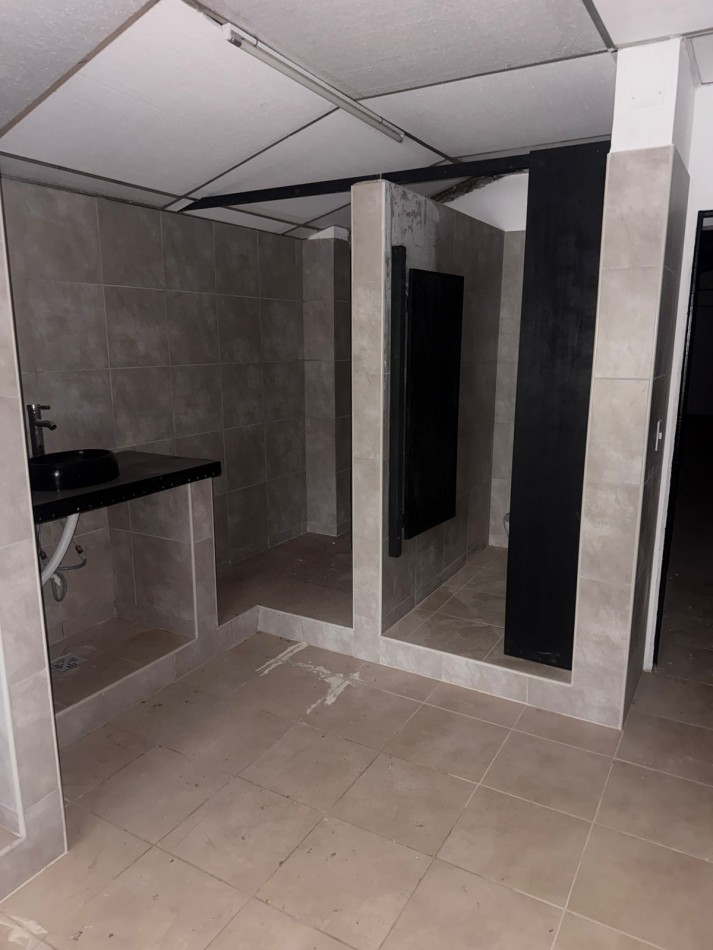 Sobre ruta 20 " Espectacular galpon" B° Villa Adela.-  