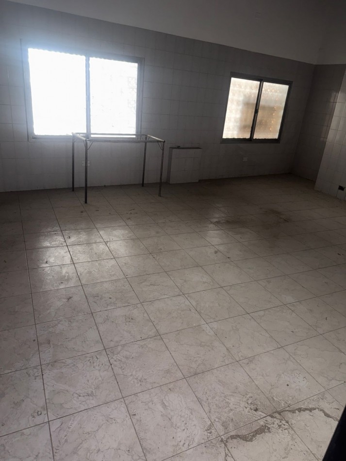 Sobre ruta 20 " Espectacular galpon" B° Villa Adela.-  