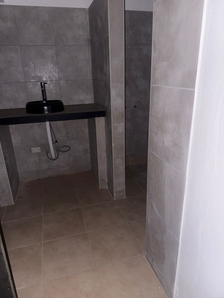 Sobre ruta 20 " Espectacular galpon" B° Villa Adela.-  