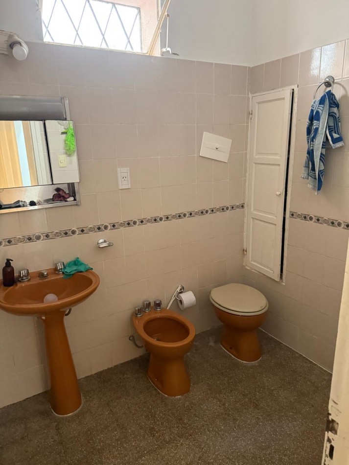 BARRIO ROSEDAL, SE VENDE CASA CON DEPARTAMENTO 