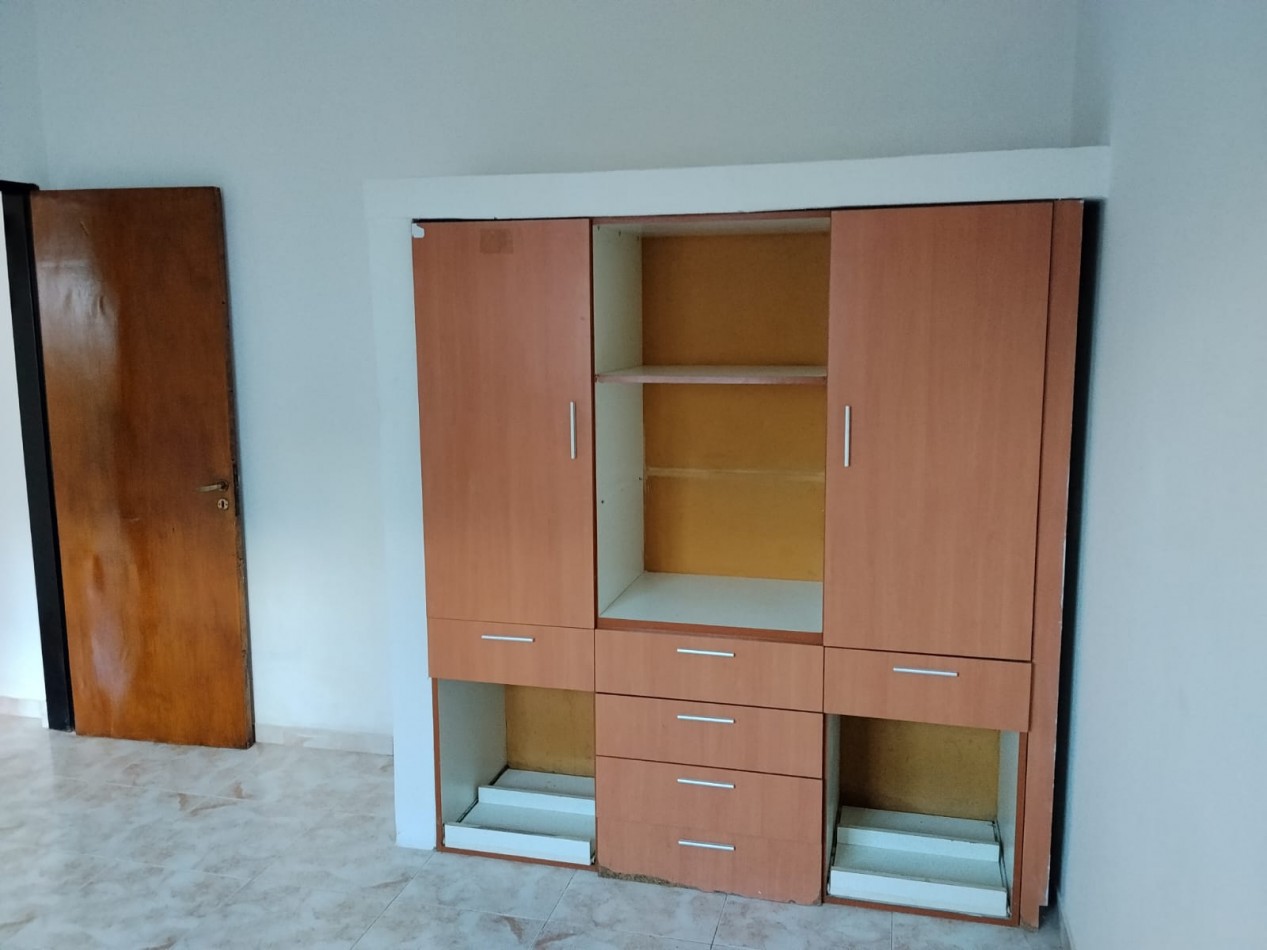 Villa Adela, hermoso departamento interno, ingreso compartido.- 