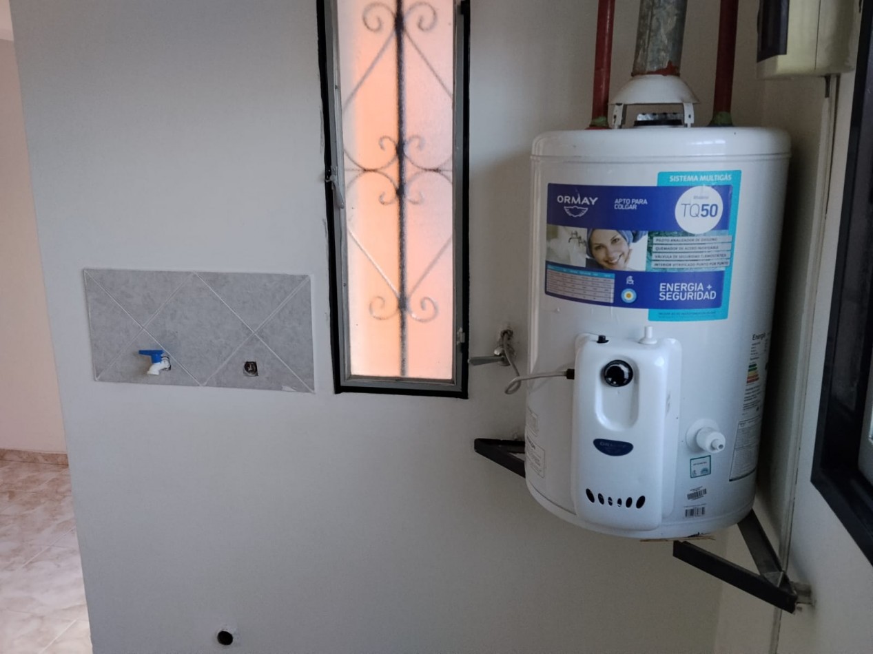 Villa Adela, hermoso departamento interno, ingreso compartido.- 