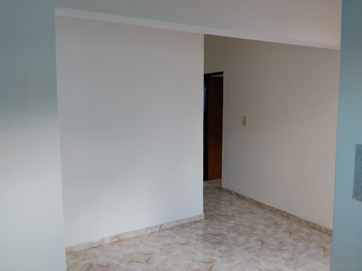 Villa Adela, hermoso departamento interno, ingreso compartido.- 