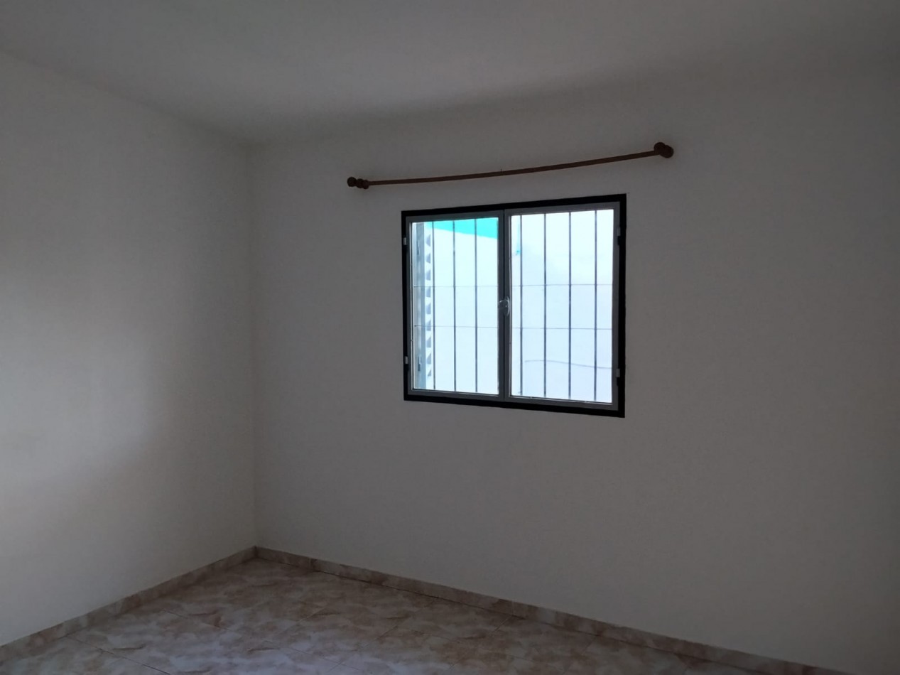 Villa Adela, hermoso departamento interno, ingreso compartido.- 