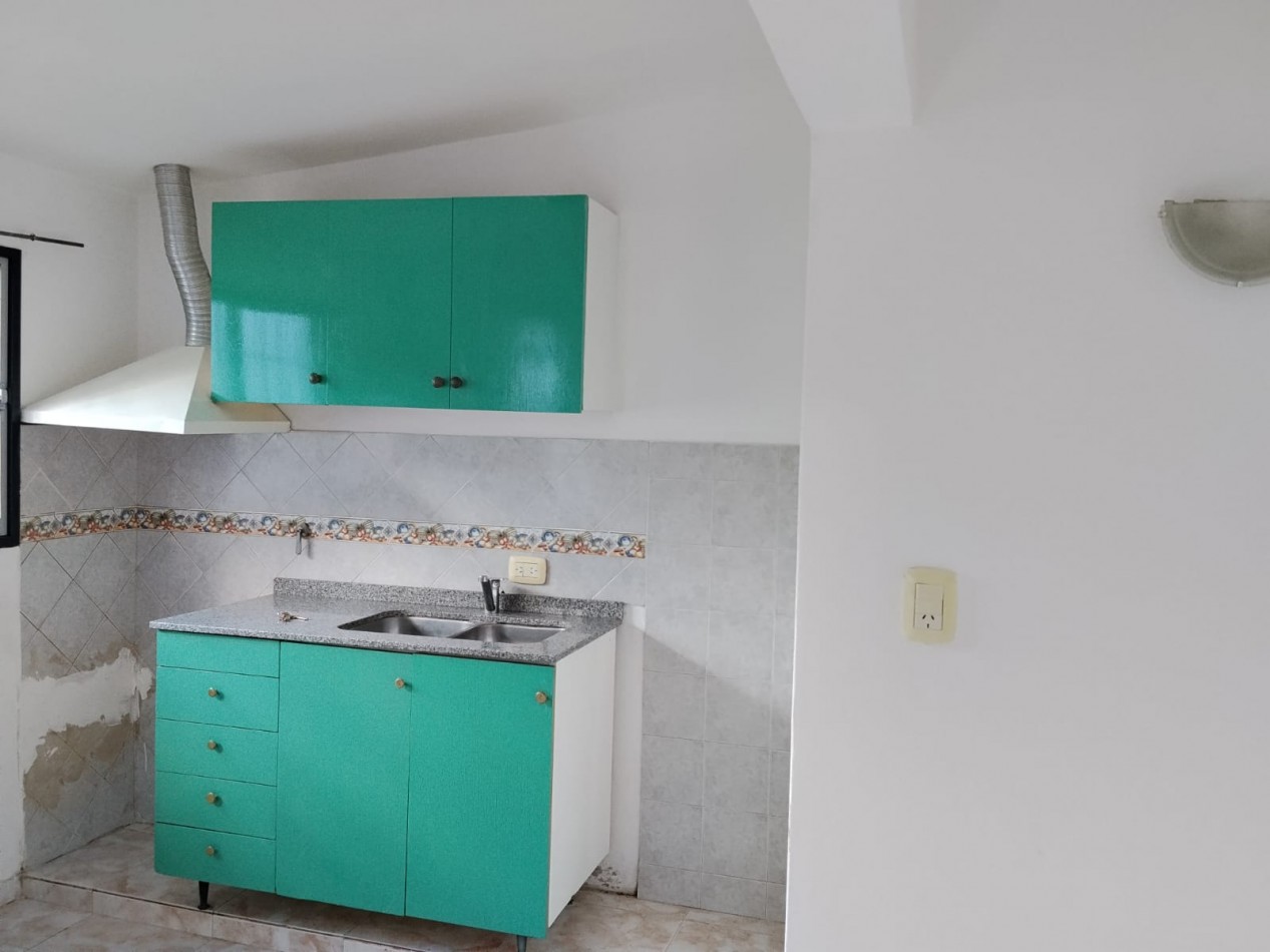 Villa Adela, hermoso departamento interno, ingreso compartido.- 