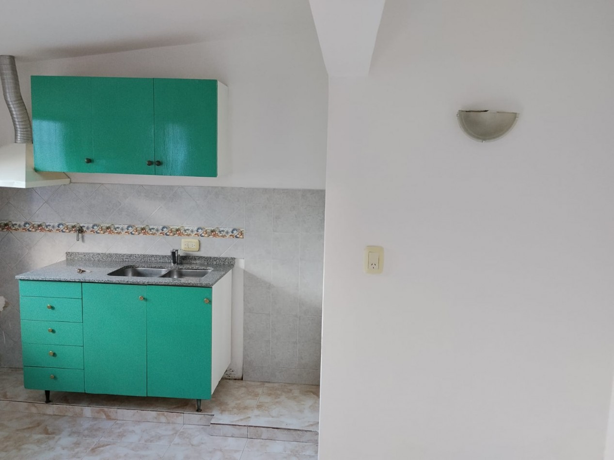 Villa Adela, hermoso departamento interno, ingreso compartido.- 