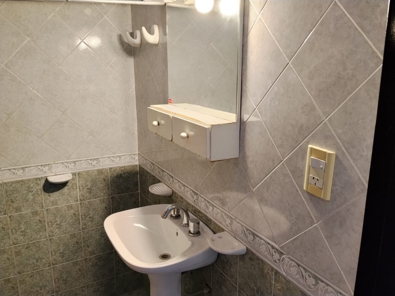 Villa Adela, hermoso departamento interno, ingreso compartido.- 