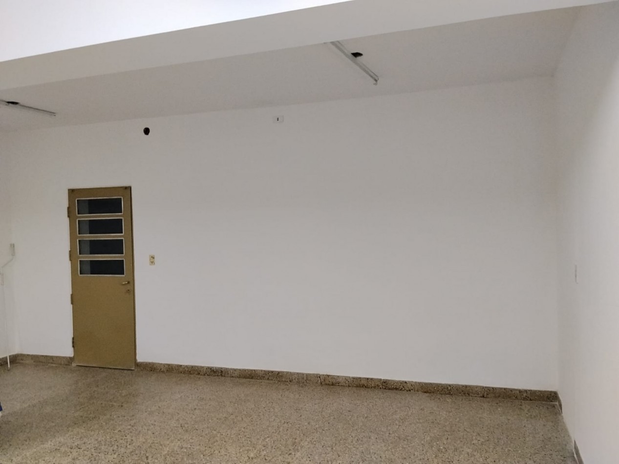 BARRIO VILLA ADELA, SE ALQUILA IMPECABLE LOCAL COMERCIAL