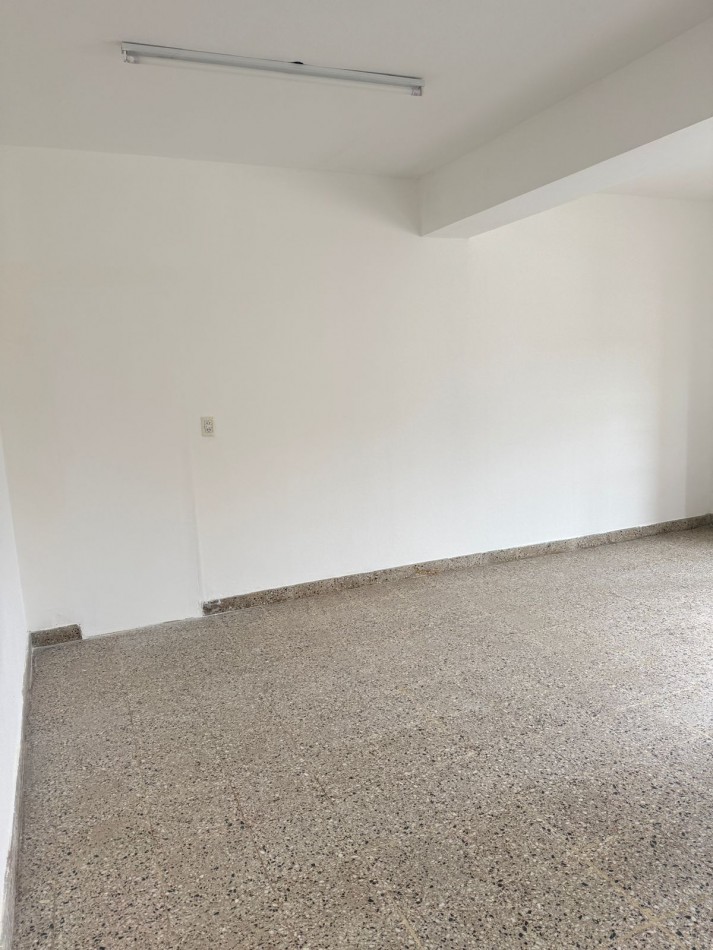 BARRIO VILLA ADELA, SE ALQUILA IMPECABLE LOCAL COMERCIAL