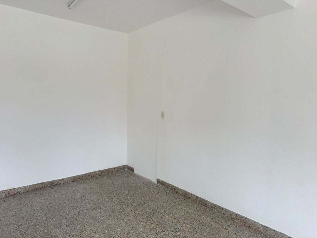 BARRIO VILLA ADELA, SE ALQUILA IMPECABLE LOCAL COMERCIAL