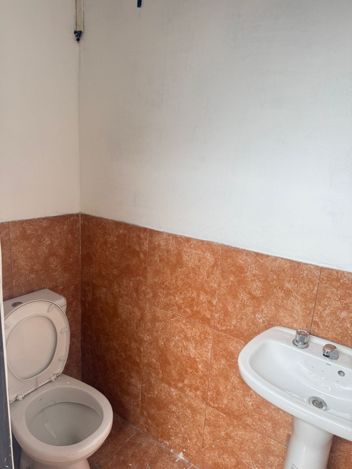 BARRIO VILLA ADELA, SE ALQUILA IMPECABLE LOCAL COMERCIAL