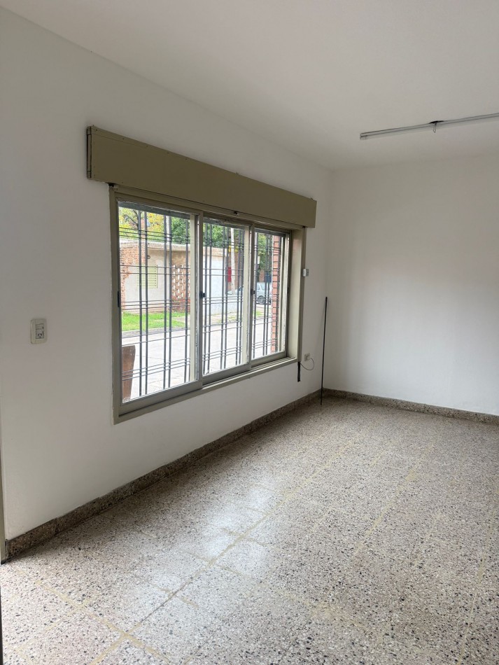 BARRIO VILLA ADELA, SE ALQUILA IMPECABLE LOCAL COMERCIAL