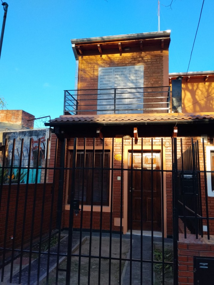 Bo Avenida, excelente departamento tipo duplex.-