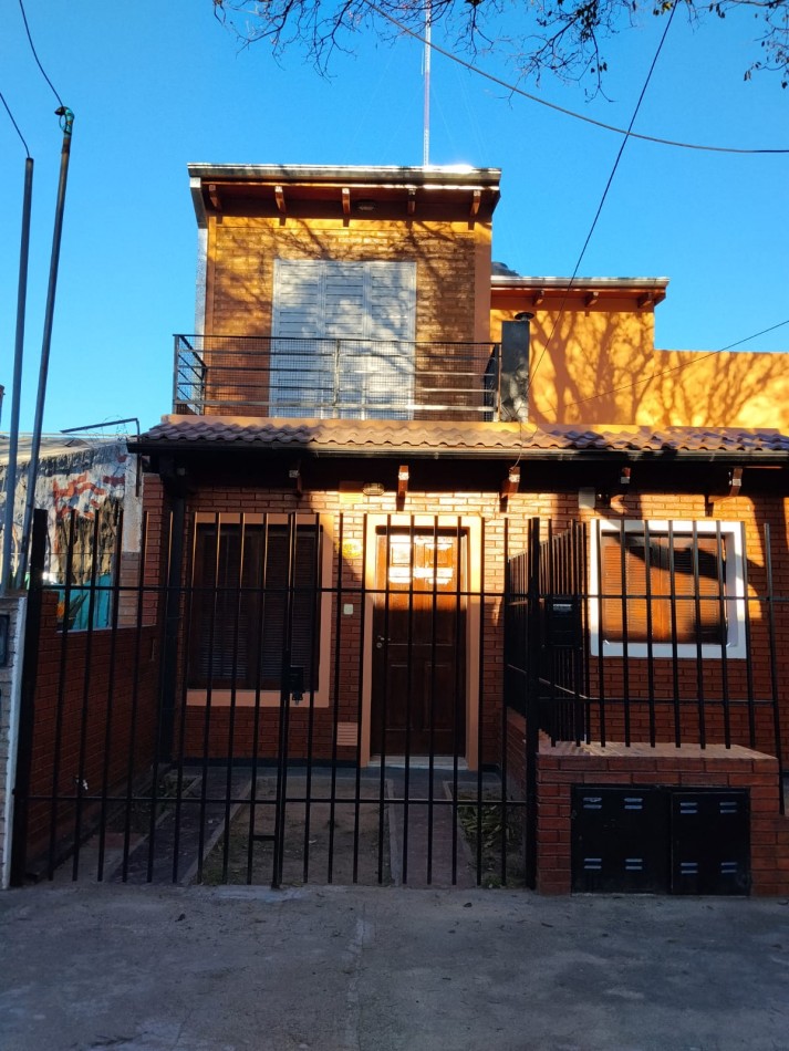 Bo Avenida, excelente departamento tipo duplex.-