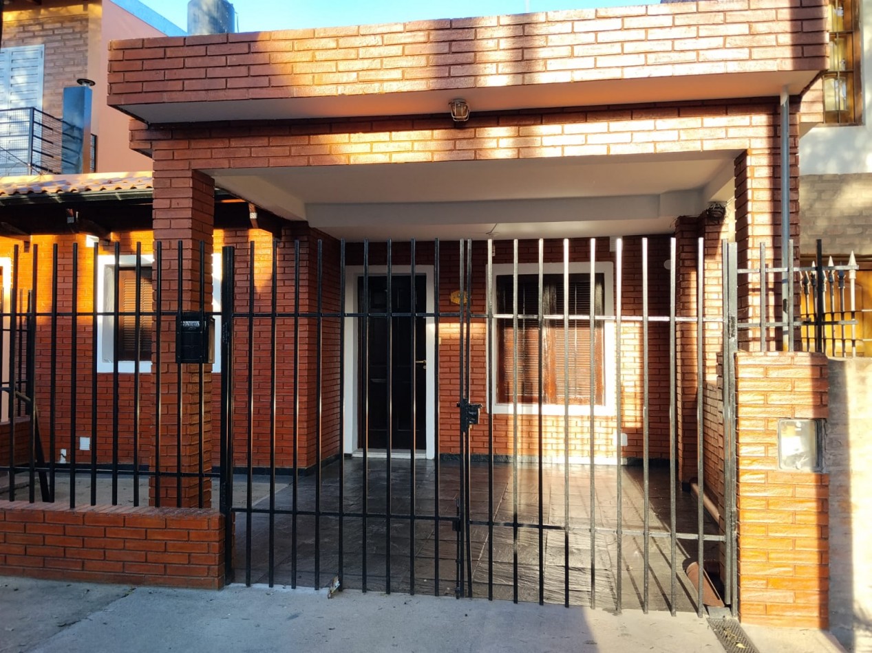 Bo AVENIDA! HERMOSA VIVIENDA.- LINDA ZONA A UNA CUADRA DEL DINO R-20.-