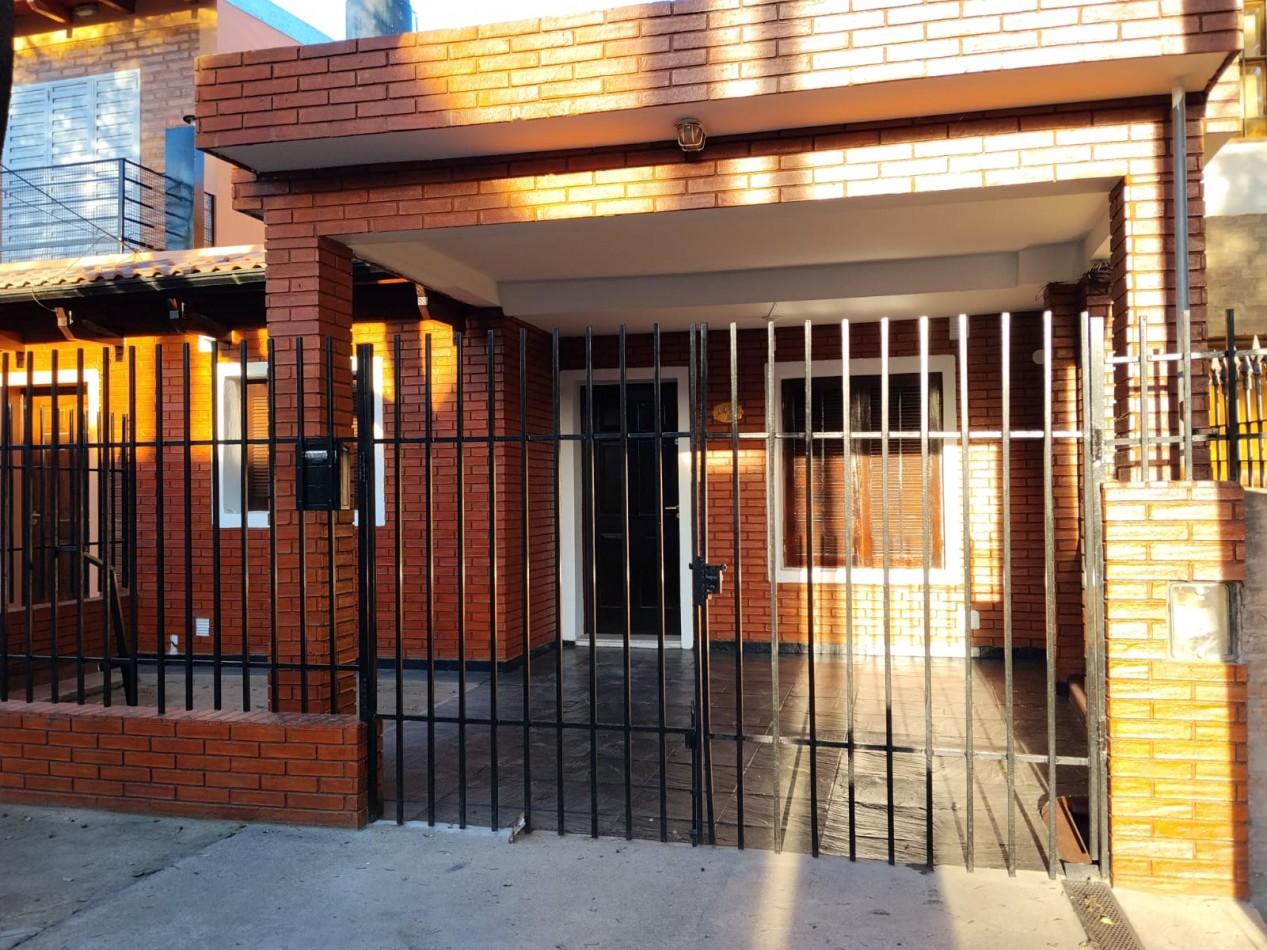 Bo AVENIDA! HERMOSA VIVIENDA.- LINDA ZONA A UNA CUADRA DEL DINO R-20.-