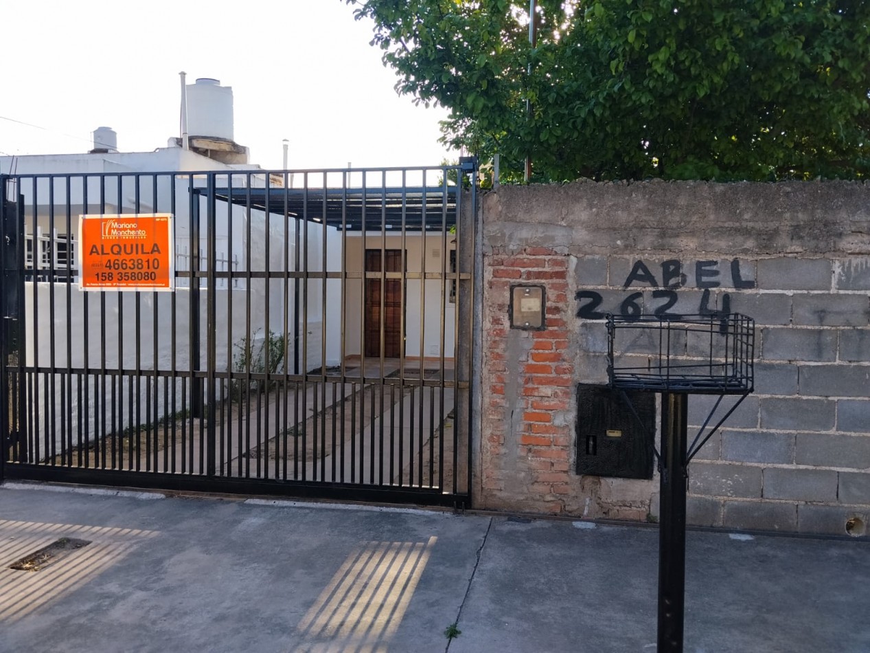 VILLA ADELA, IMPECABLE VIVIENDA.- 
