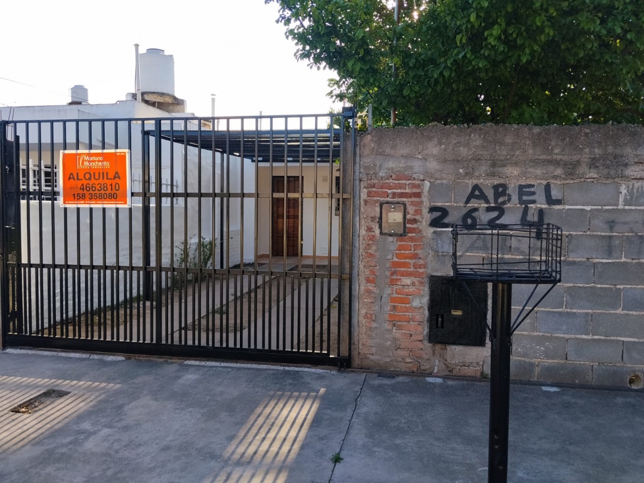 VILLA ADELA, IMPECABLE VIVIENDA.- 