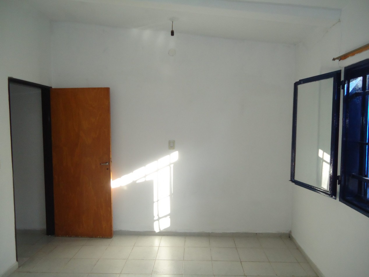 VILLA ADELA, IMPECABLE VIVIENDA.- 