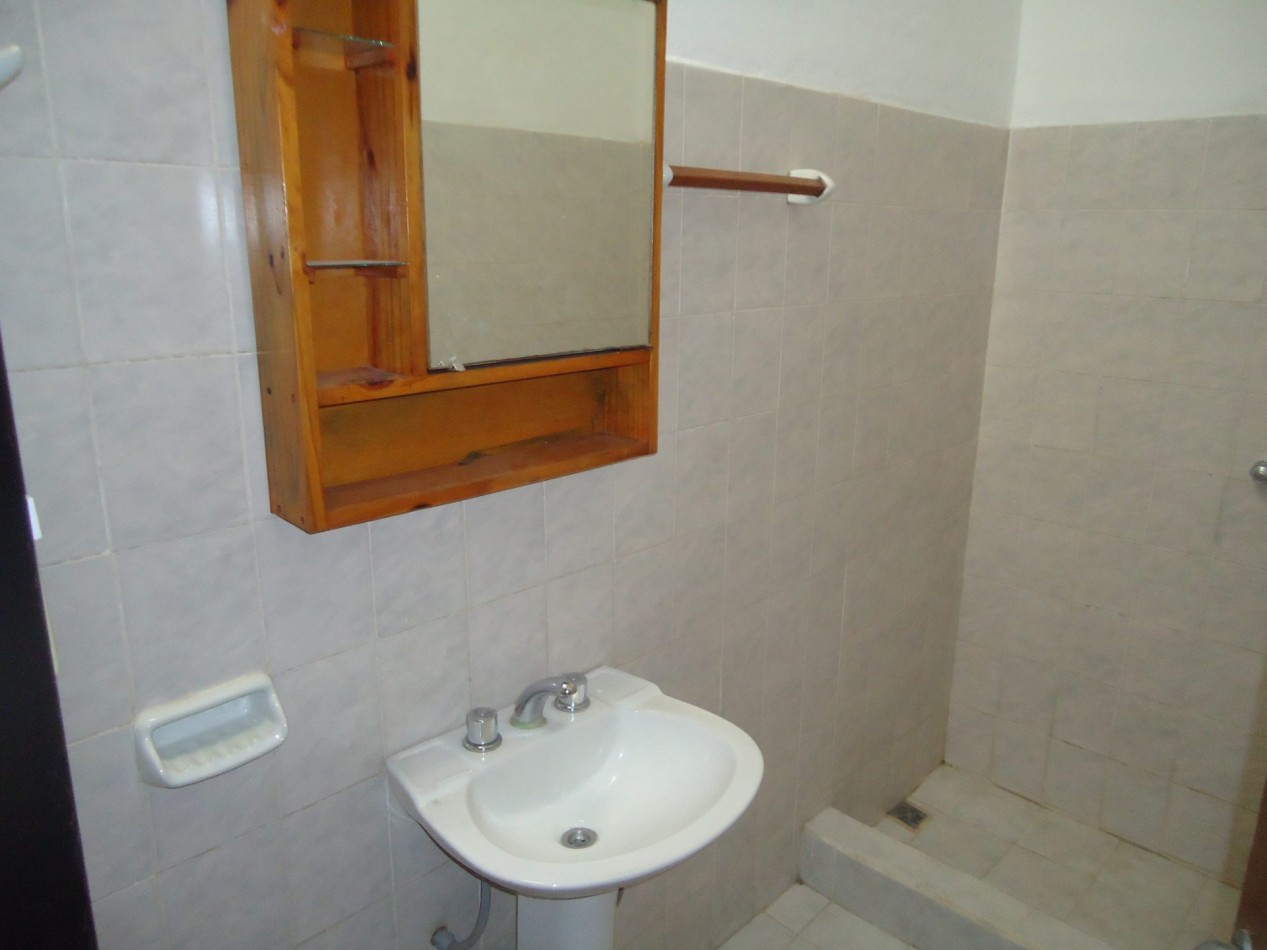 VILLA ADELA, IMPECABLE VIVIENDA.- 
