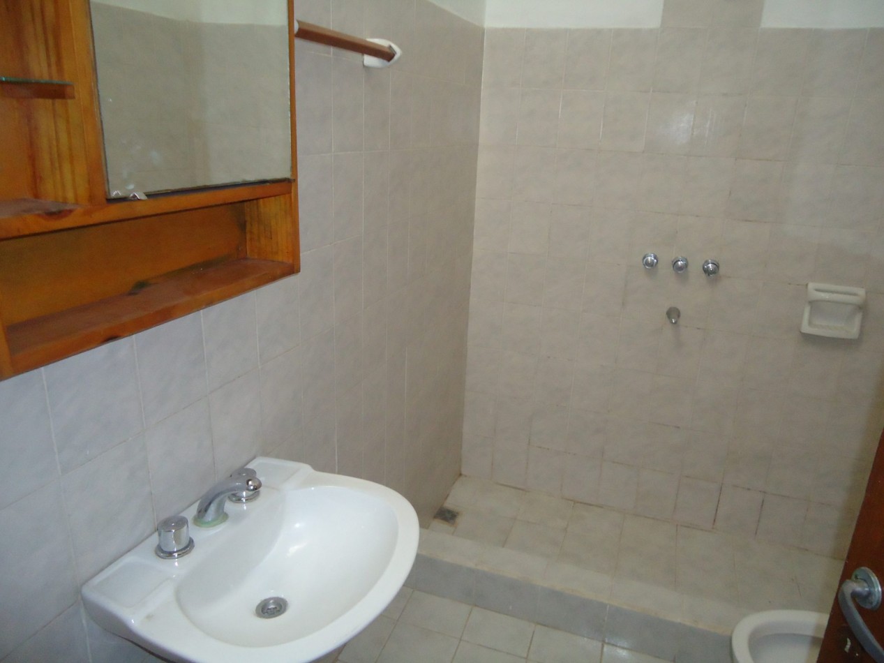 VILLA ADELA, IMPECABLE VIVIENDA.- 