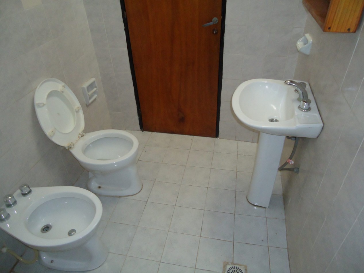 VILLA ADELA, IMPECABLE VIVIENDA.- 