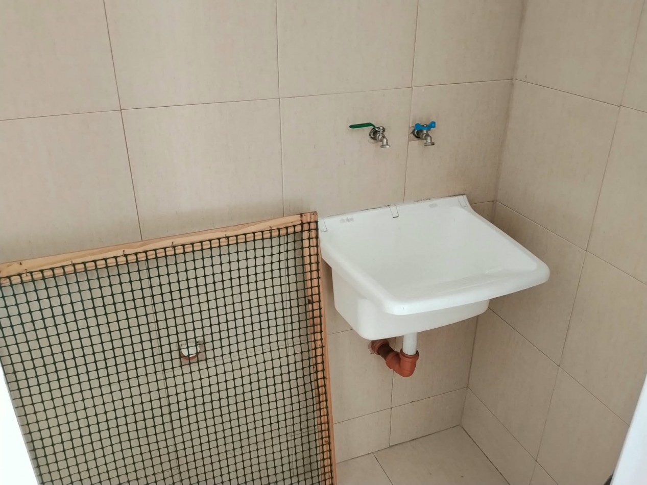 Los platanos, impecable departamento planta alta.- 