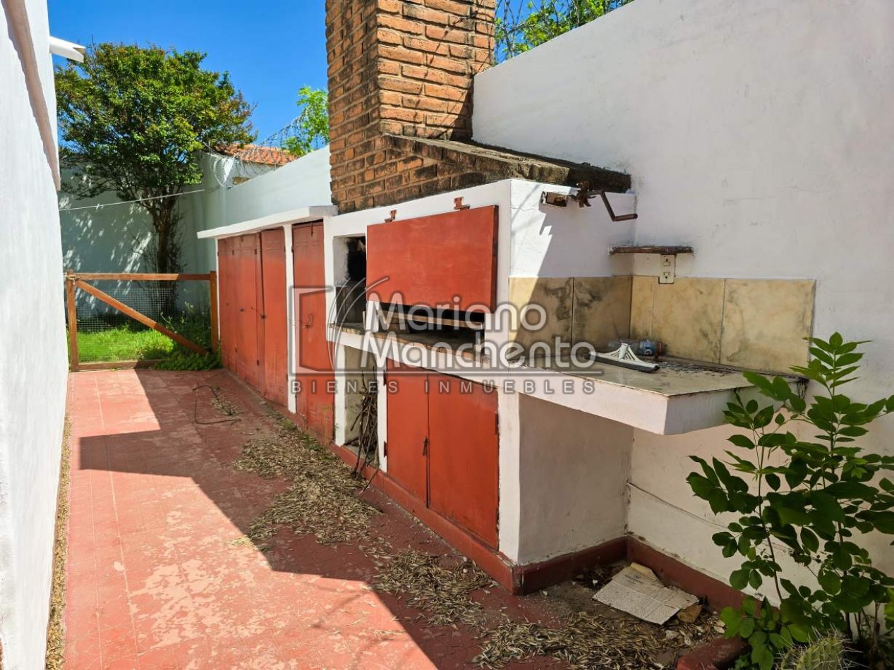 Casa en venta a metros de Av. Fuerza Aerea, sobre Rio Negro — Oportunidad unica