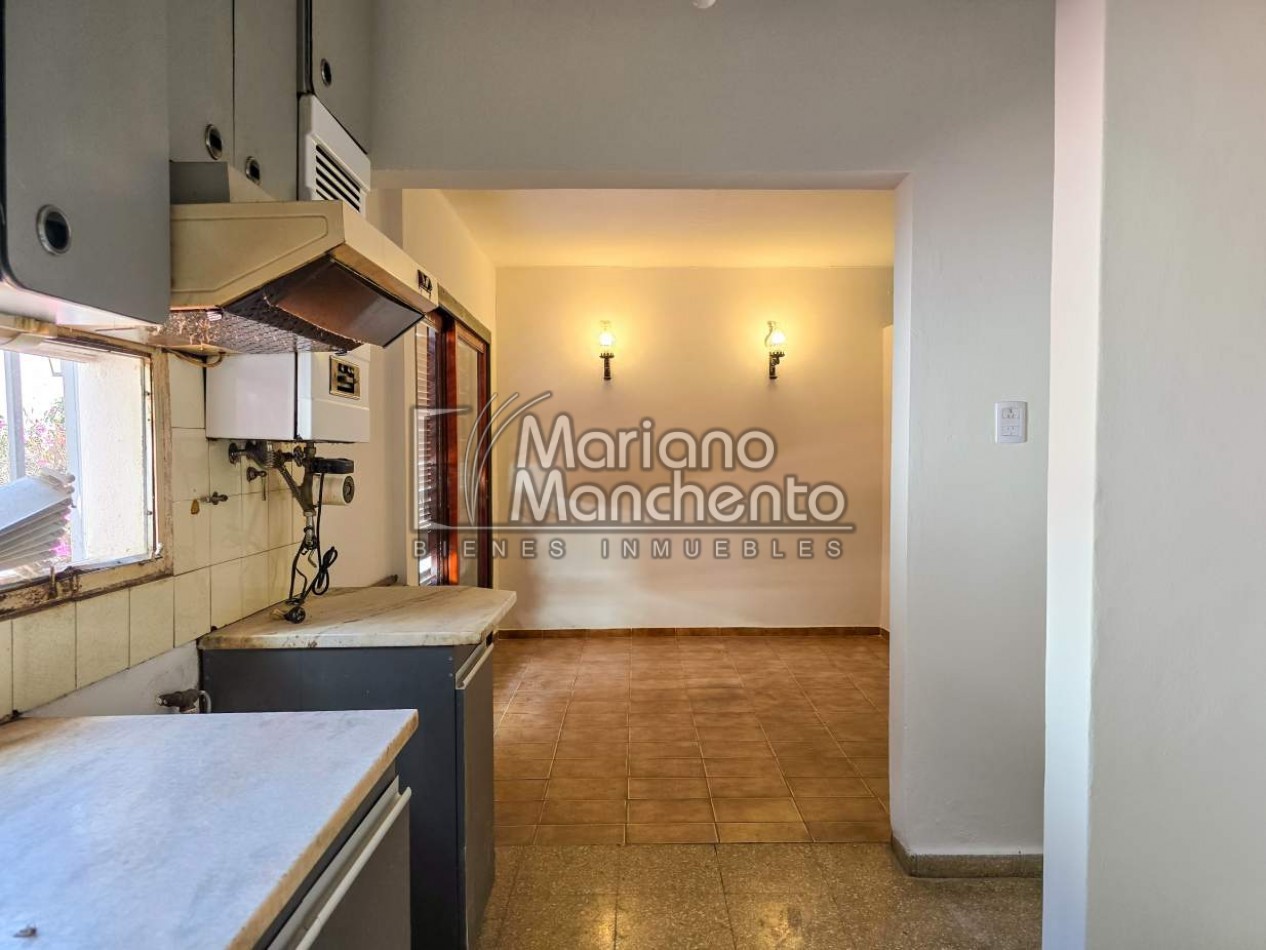 Casa en venta a metros de Av. Fuerza Aerea, sobre Rio Negro — Oportunidad unica