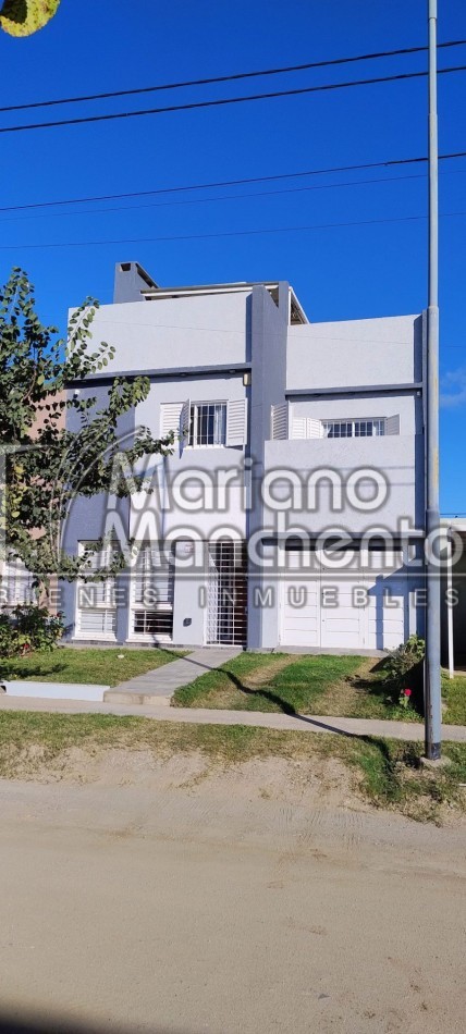 BARRIO UNIVERSITARIO DE HORIZONTE PRIMERA ETAPA, SE VENDE MODERNA CASA DE DISEÑO EN TRES PLANTAS
