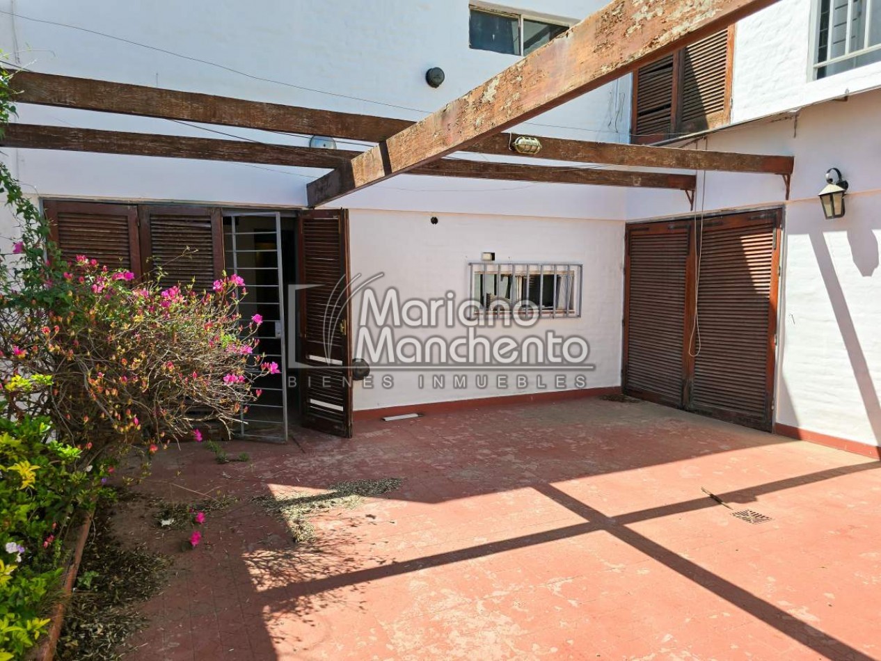 Casa en venta a metros de Av. Fuerza Aerea, sobre Rio Negro — Oportunidad unica