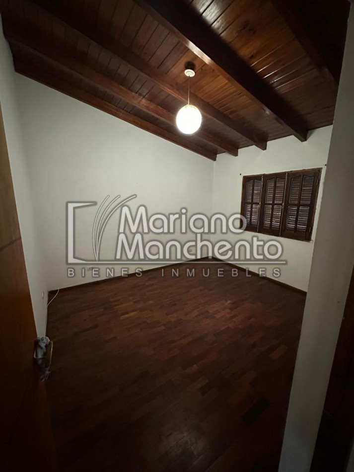 Moderna Casa en Dos Niveles - Venta en Barrio Los Platanos