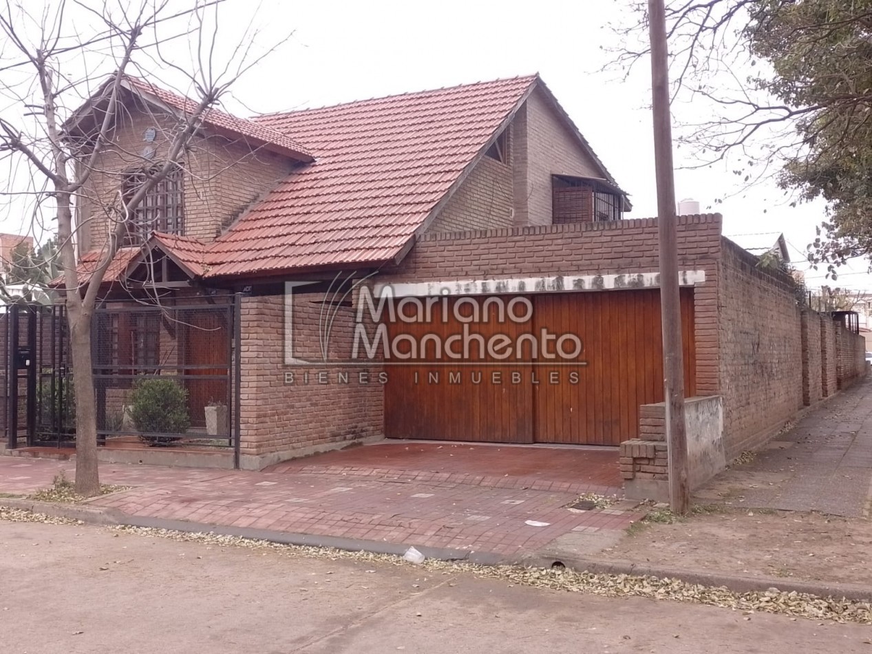 BARRIO EL TREBOL, SE VENDE EXCELENTE PROPIEDAD DE DOS PISOS CON PILETA