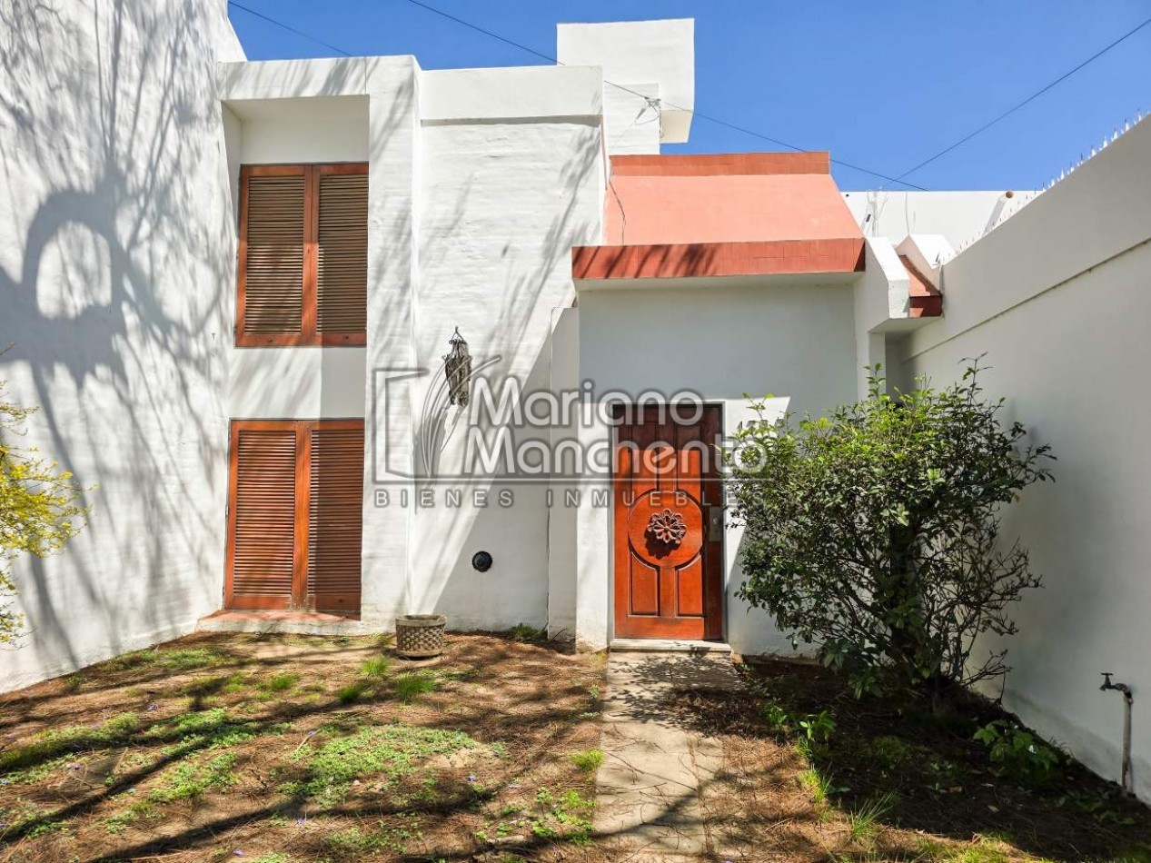Casa en venta a metros de Av. Fuerza Aerea, sobre Rio Negro — Oportunidad unica