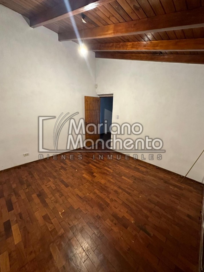 Moderna Casa en Dos Niveles - Venta en Barrio Los Platanos