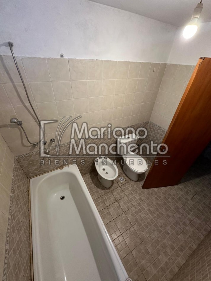 Moderna Casa en Dos Niveles - Venta en Barrio Los Platanos