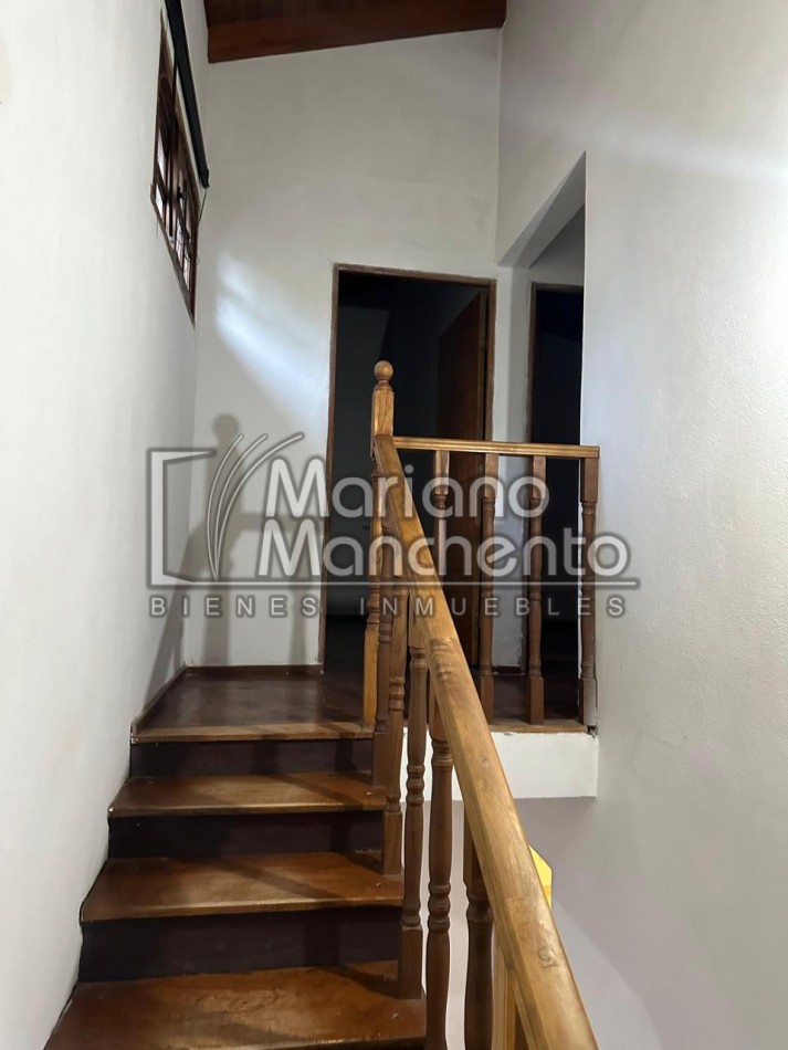 Moderna Casa en Dos Niveles - Venta en Barrio Los Platanos
