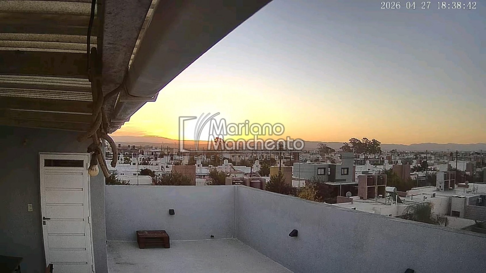 BARRIO UNIVERSITARIO DE HORIZONTE PRIMERA ETAPA, SE VENDE MODERNA CASA DE DISEÑO EN TRES PLANTAS