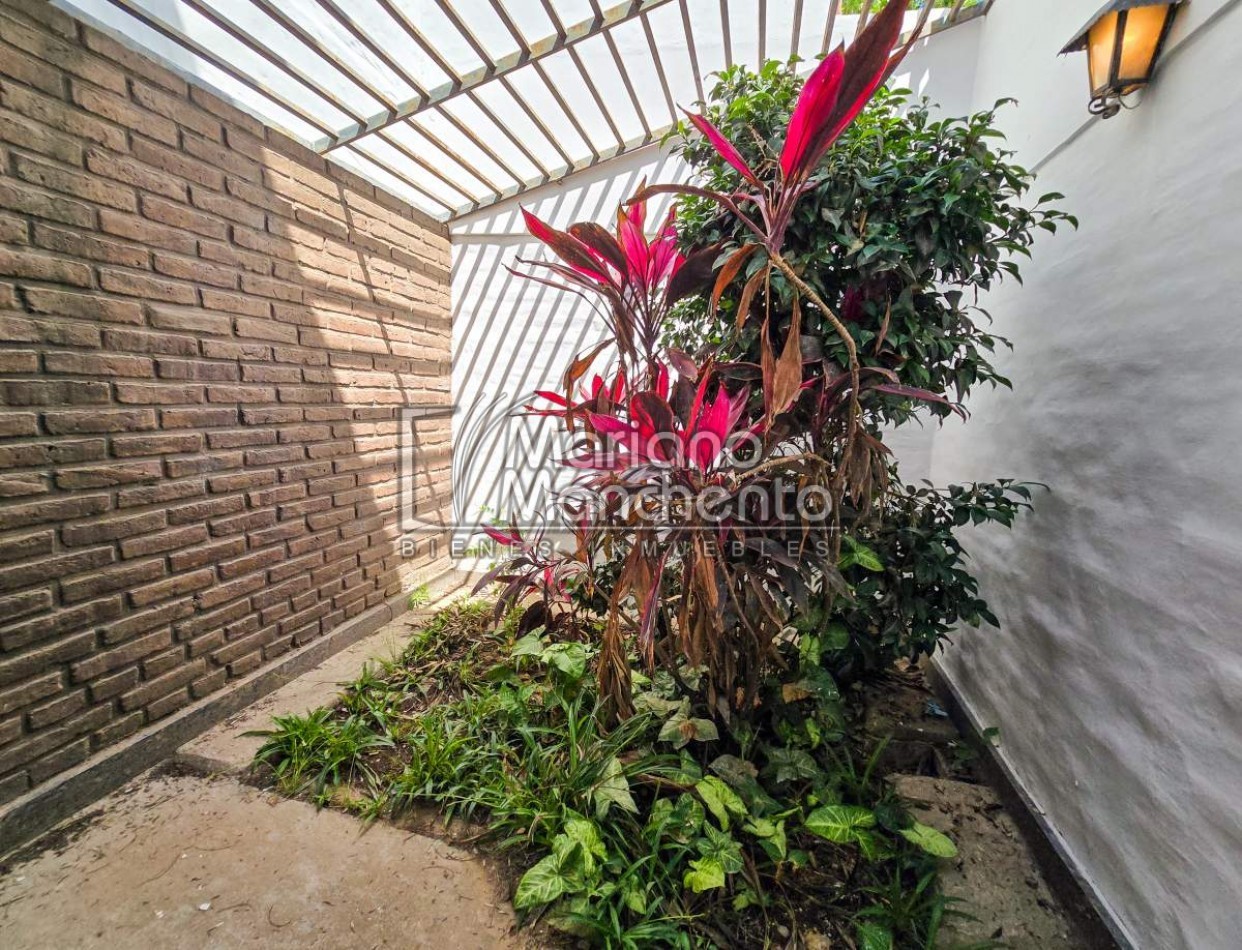 Casa en venta a metros de Av. Fuerza Aerea, sobre Rio Negro — Oportunidad unica
