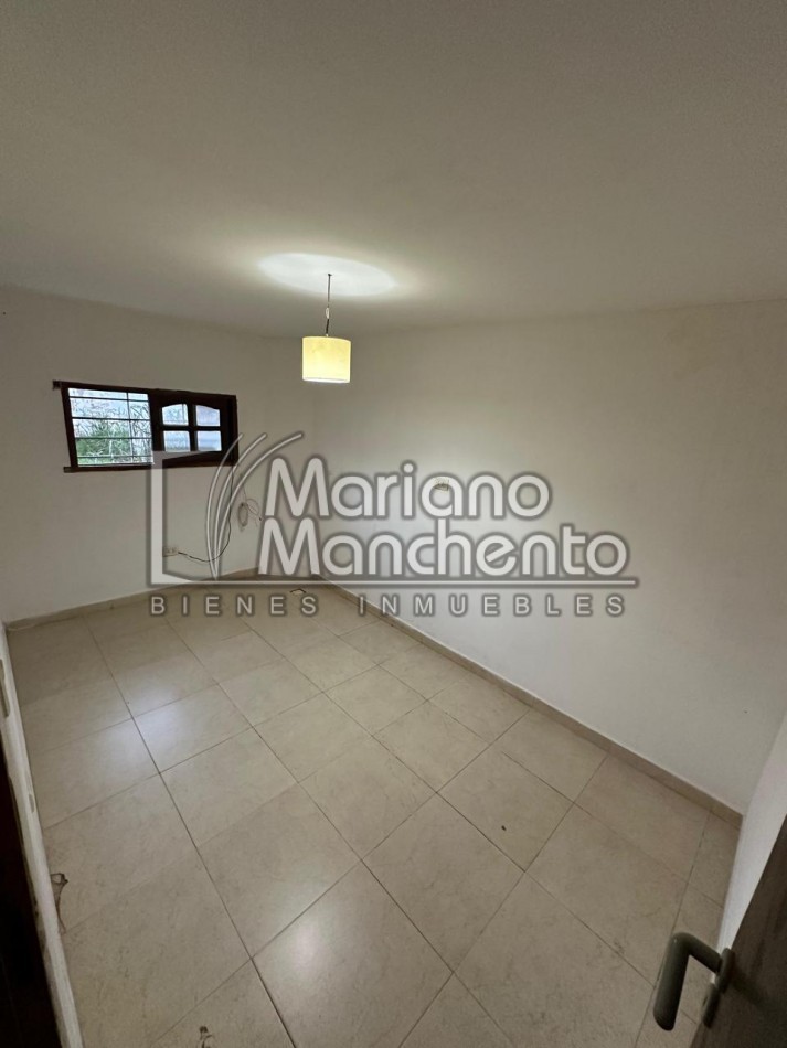 Moderna Casa en Dos Niveles - Venta en Barrio Los Platanos