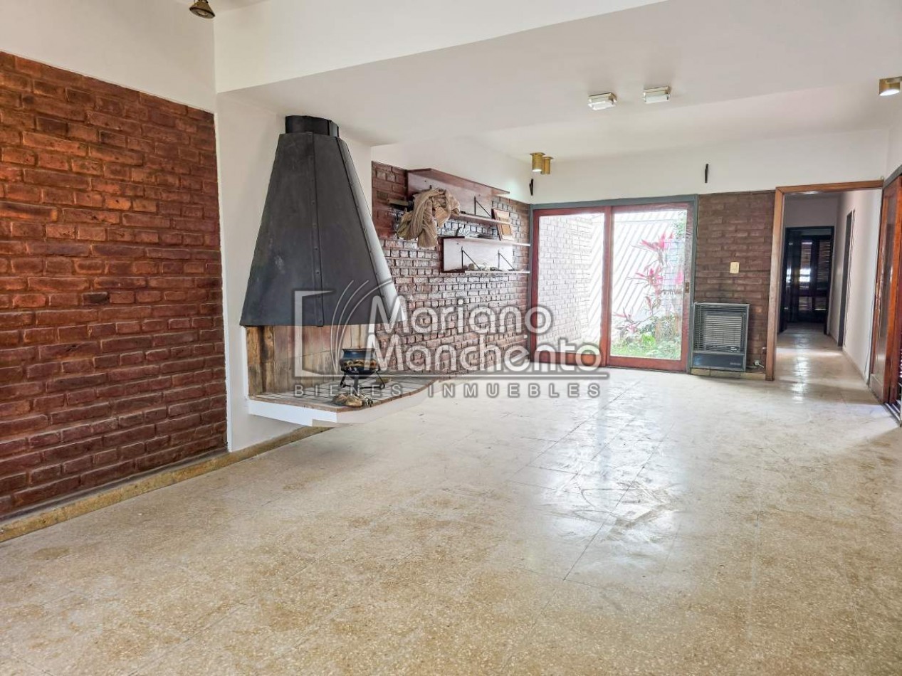 Casa en venta a metros de Av. Fuerza Aerea, sobre Rio Negro — Oportunidad unica