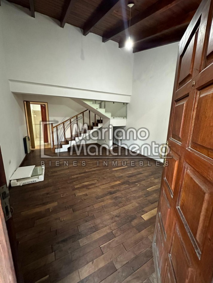 Moderna Casa en Dos Niveles - Venta en Barrio Los Platanos