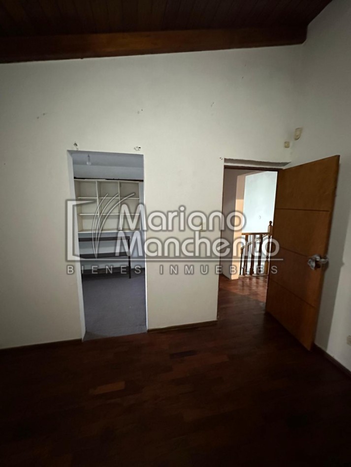 Moderna Casa en Dos Niveles - Venta en Barrio Los Platanos