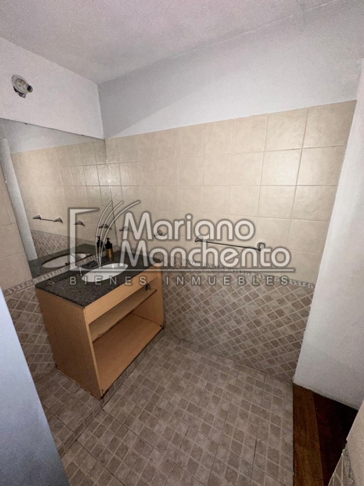 Moderna Casa en Dos Niveles - Venta en Barrio Los Platanos